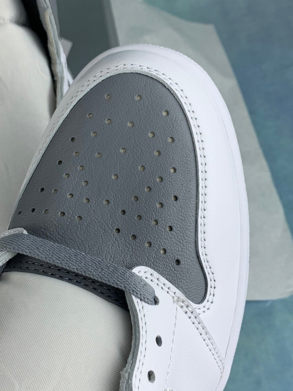 Air Jordan 1 High White/Grey Goat 555088-037 Unisex Sneakers